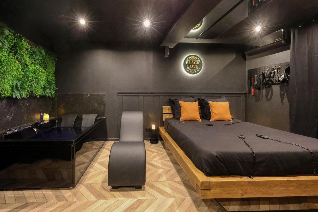 En bord de plage BlackLove room — love room à La Ciotat
