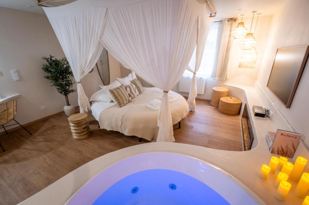 Cocoon – Romantic suite with spa – Downtown — love room à Pontarlier