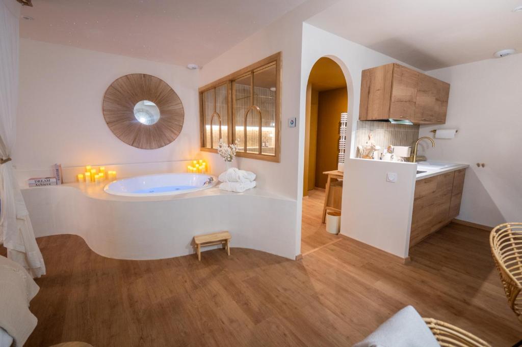 Cocoon – Romantic suite with spa – Downtown — love room à Pontarlier