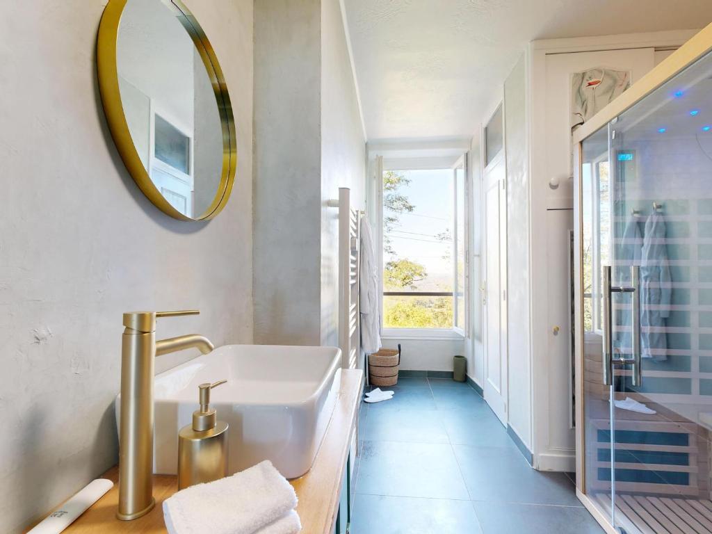 Appartement Avec Sauna et Spa Privé — love room à Brive-la-Gaillarde