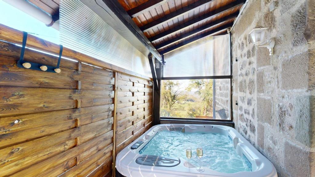 Maison Avec Spa et Sauna Privé — love room à Brive-la-Gaillarde