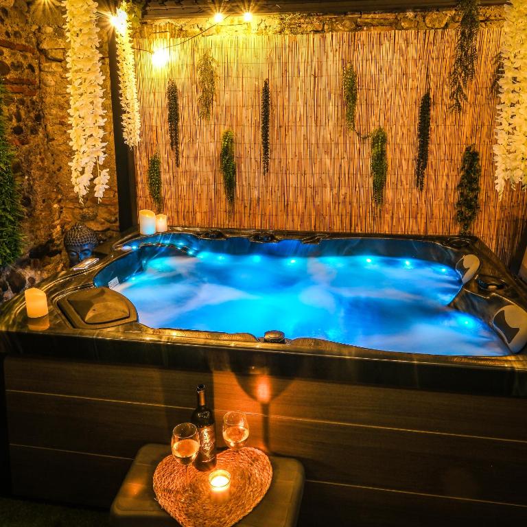 La Villa Lova – Suite romantique avec jacuzzi privatif — love room à Pamiers