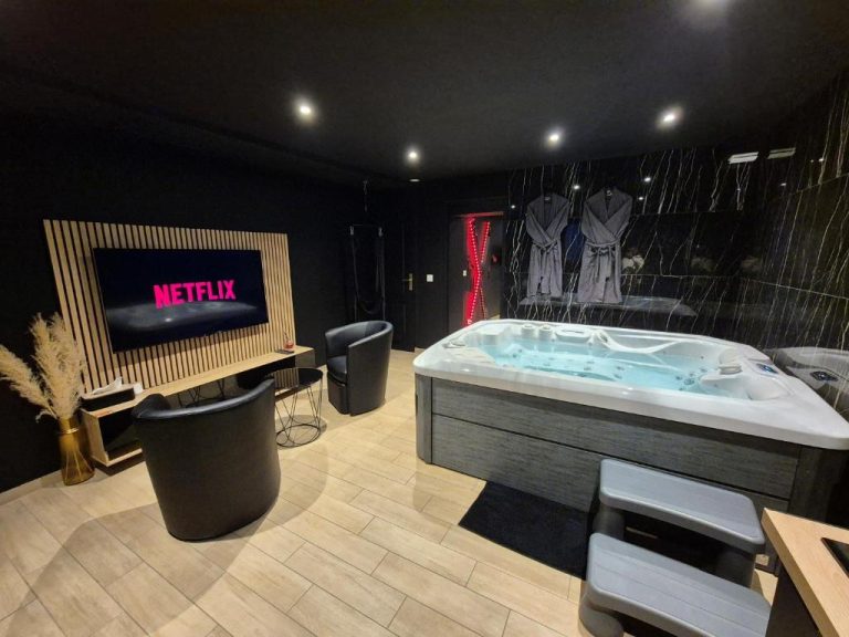 Love room SecretBlackRoom à Villecresnes