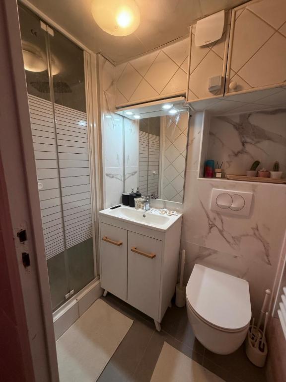 L&rsquo;Interdite House – Limitless – Jacuzzi Cinema Love — love room à Savigny-sur-Orge