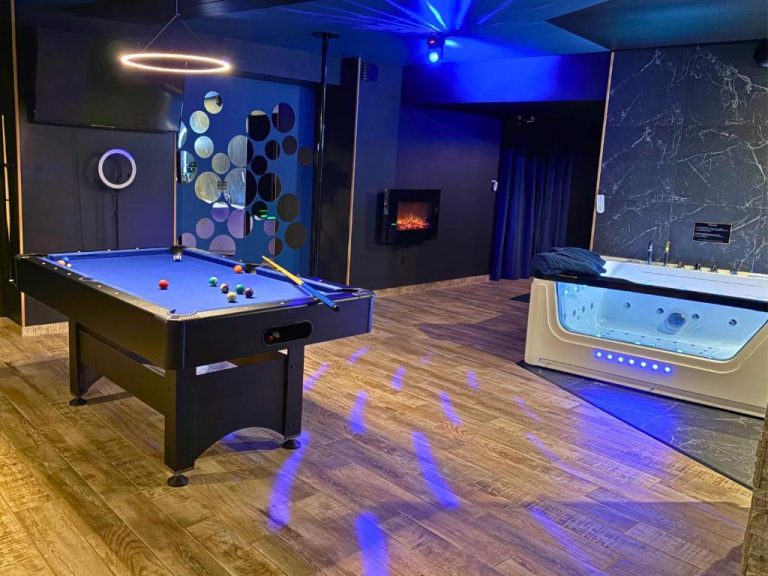 Travel Proud Suite Cléopâtre avec balnéo & billard – Doux Bleu Jeux