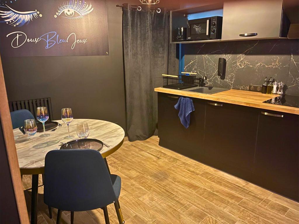 Travel Proud Suite Casanova avec SPA & Escape Love Game – Doux Bleu Jeux — love room à Niort