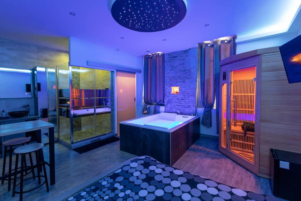 LX202 Love Room & Spa privatif – Jacuzzi & Sauna — love room à Dijon