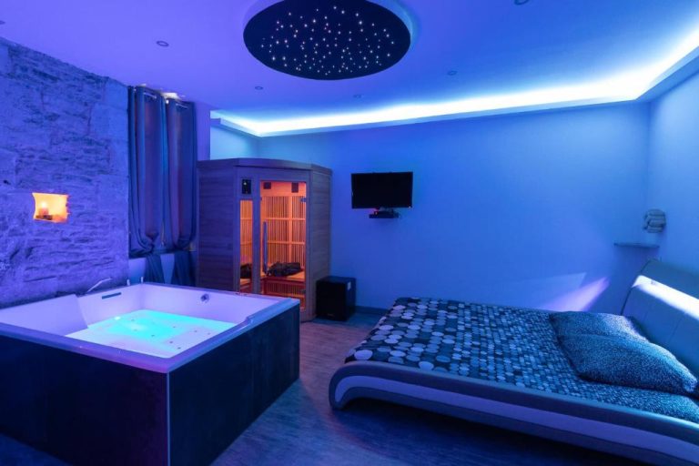 Une love room romantique avec jacuzzi pour couple à DijonCôte-d'Or