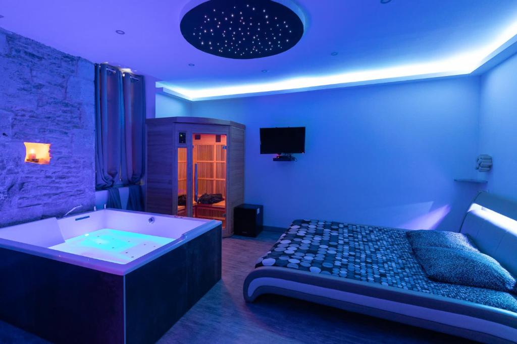 LX202 Love Room & Spa privatif – Jacuzzi & Sauna — love room à Dijon