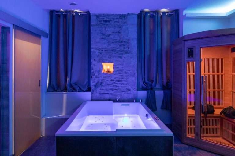 Une love room romantique avec jacuzzi pour couple à DijonCôte-d'Or