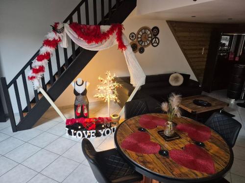 Love Room La Crèche Romantique — love room à Bogny Sur Meuse