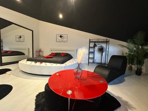 Love Room La Crèche Romantique — love room à Bogny Sur Meuse