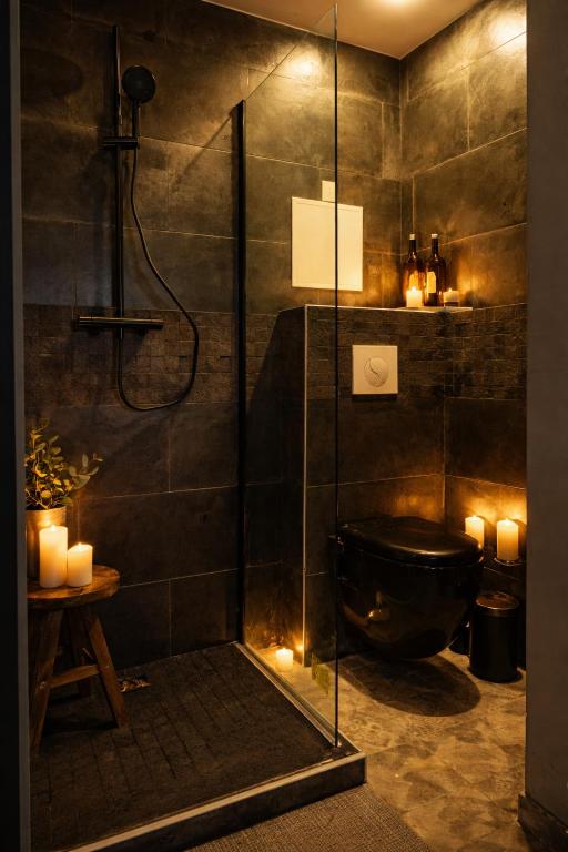 Le Chalet romantique en montagne, SPA, Écran cinéma, Lit king size, day use, 5min centre — love room à Évreux
