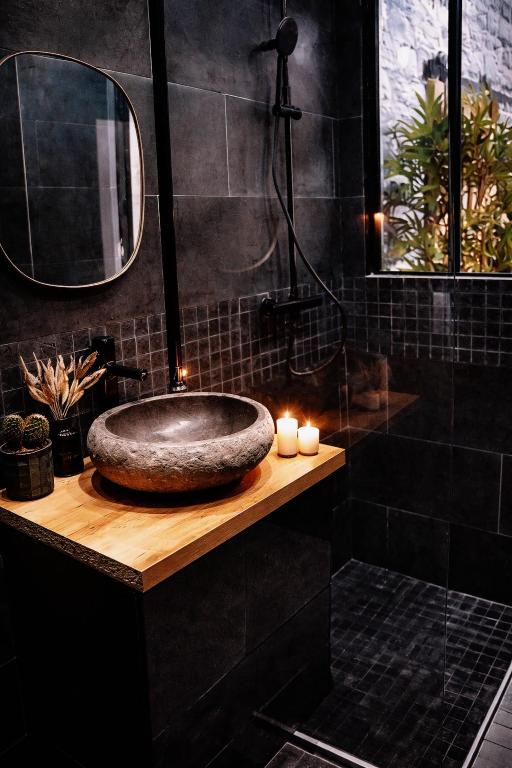 L&rsquo;Evasion romantique en Amazonie, SPA, 5 min centre ville, Écran cinéma, day use, Lit baldaquin — love room à Évreux