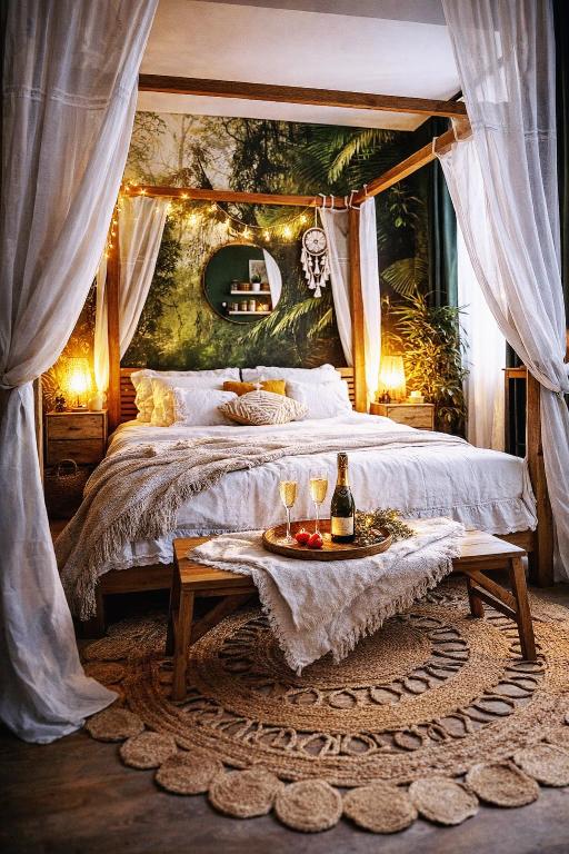 L&rsquo;Evasion romantique en Amazonie, SPA, 5 min centre ville, Écran cinéma, day use, Lit baldaquin — love room à Évreux