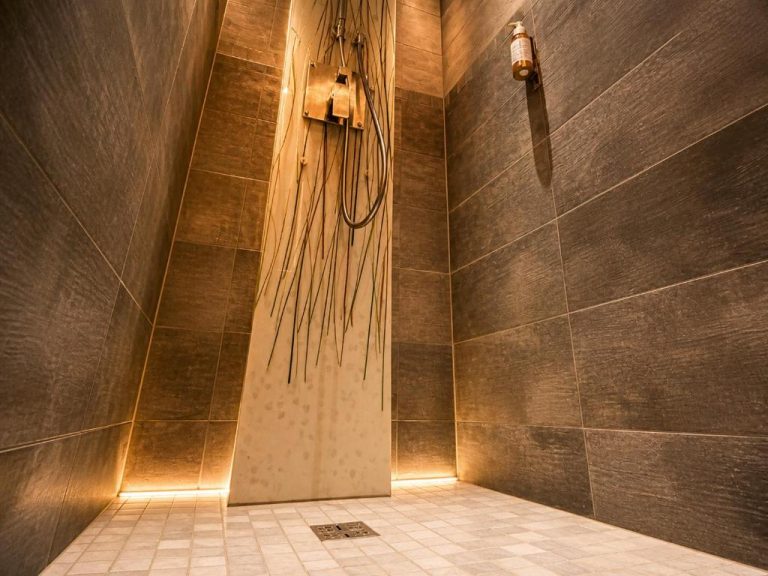 Une love room romantique avec jacuzzi pour couple à BeauneCôte-d'Or