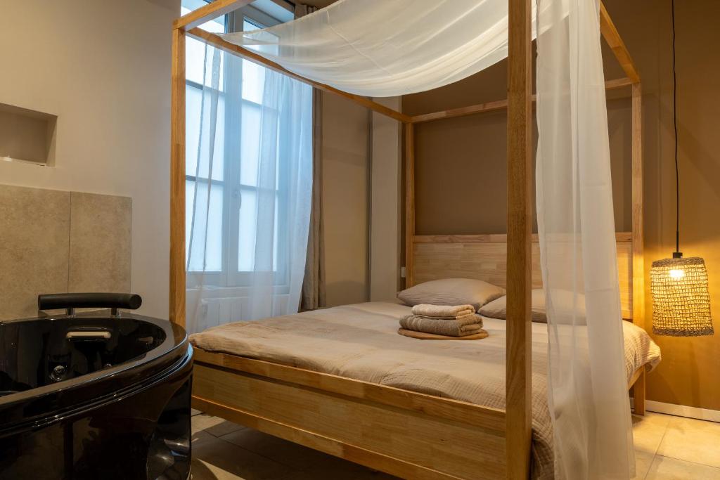 Love Room avec Jacuzzi – Le cocon caché — love room à Bressuire