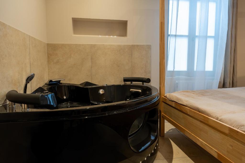 Love Room avec Jacuzzi – Le cocon caché — love room à Bressuire