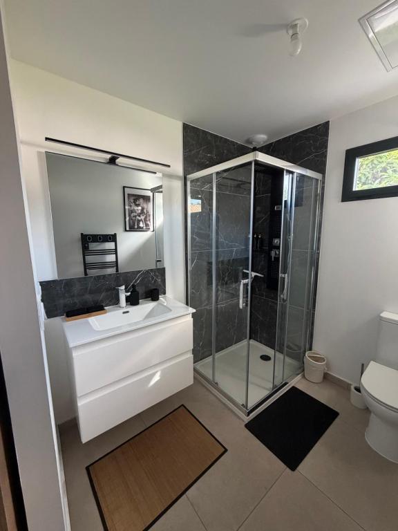 Love room proche du bassin , jacuzzi, jardin privé — love room à Marcheprime