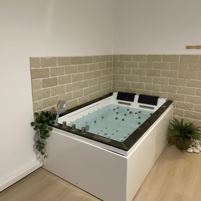 Love room Romantic suite with spa & private outdoor area à Chartres