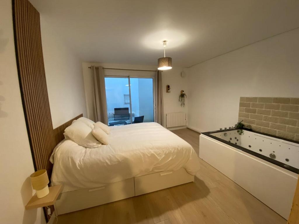 Romantic suite with spa & private outdoor area — love room à Chartres