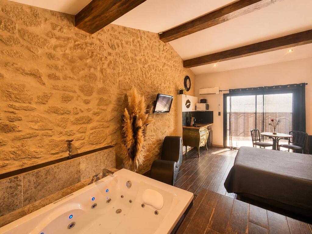 Le Lovy , Studio indépendant avec Jacuzzi — love room à Cézac
