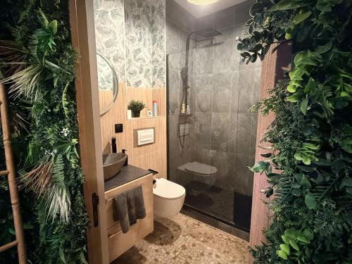 JUNGLE SUITE – Jacuzzi – Centre – Clim by Narbana — love room à Narbonne