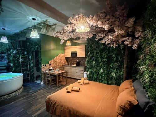 JUNGLE SUITE – Jacuzzi – Centre – Clim by Narbana — love room à Narbonne
