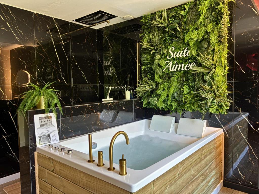 La Suite Aimée – Espace relaxant avec balnéo — love room à Angoulême