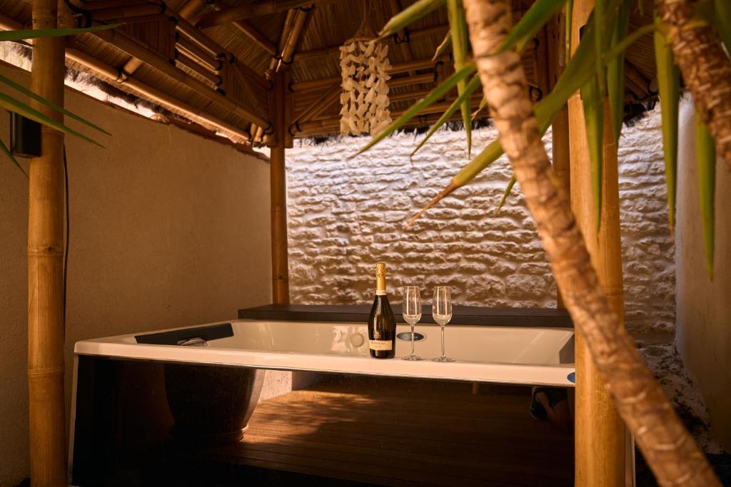 Suite BAHIA – Jacuzzi privé au cœur de Cognac , ambiance Brésil — love room à Cognac