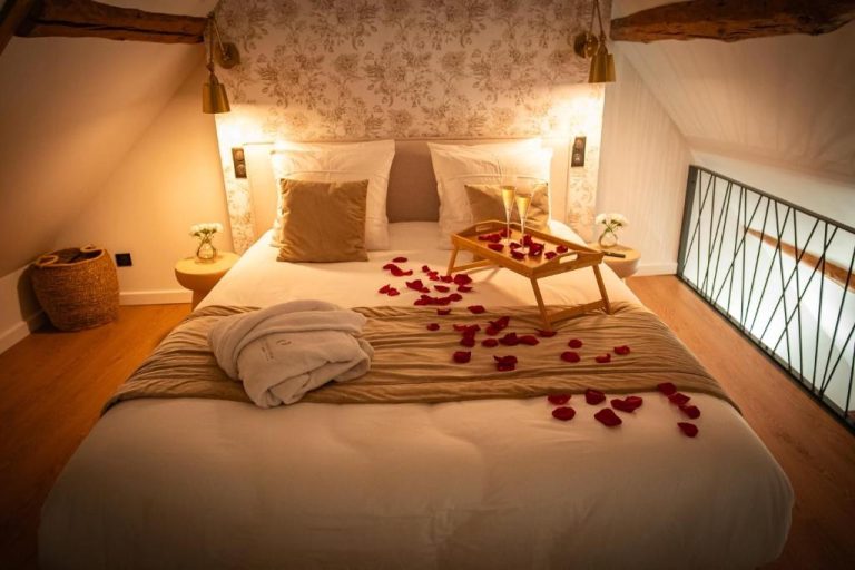 Une love room romantique avec jacuzzi pour couple à Pont-de-lEure
