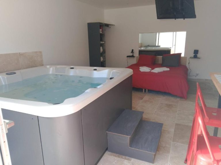 Love room Drôme in Grignan