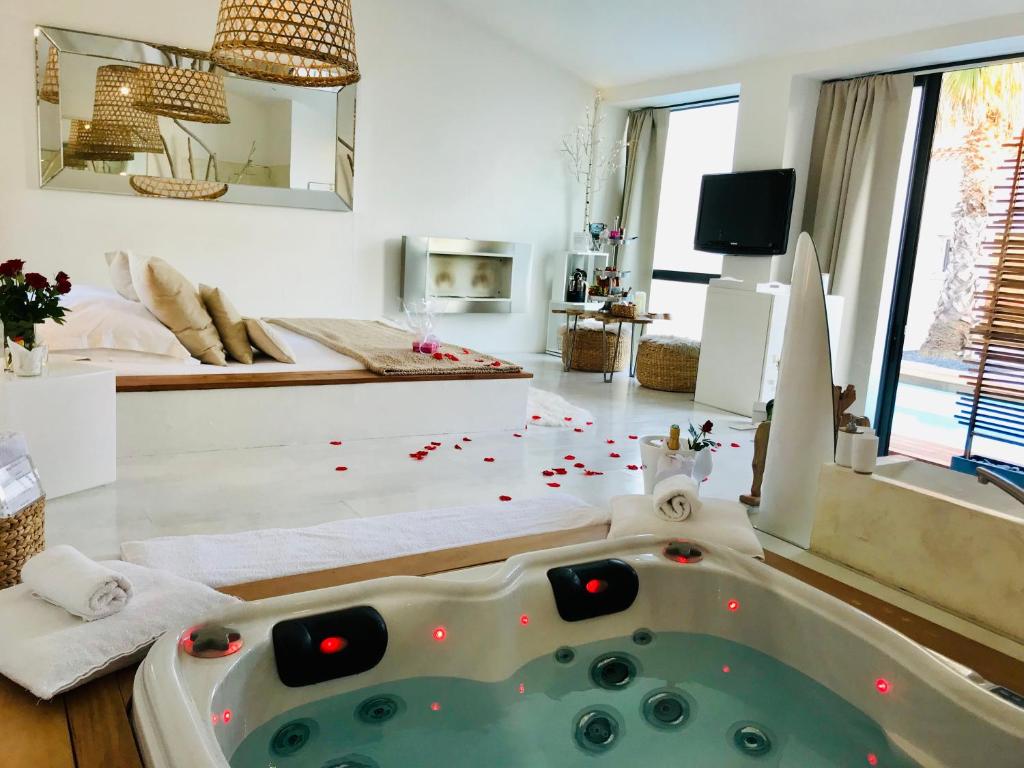 Mas Sainte Marie ,Piscine Chauffée — love room à Aigues-Mortes
