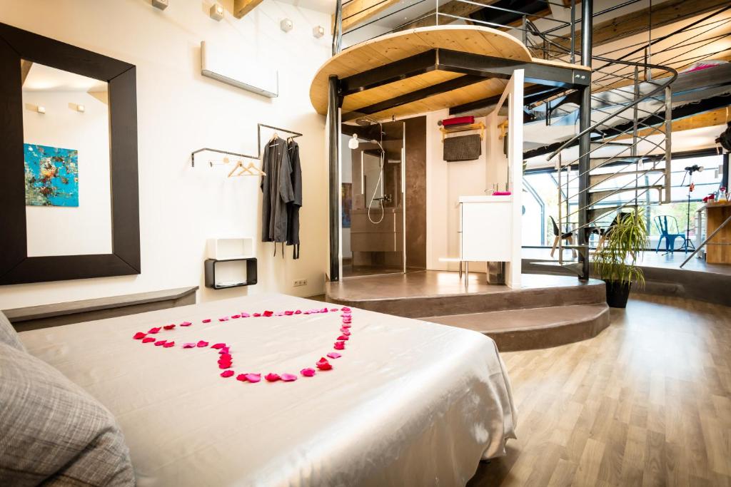 Chambres d&rsquo;hotes Deluxe Jacuzzi Mas de l&rsquo;Etoile — love room à Aigues-Mortes