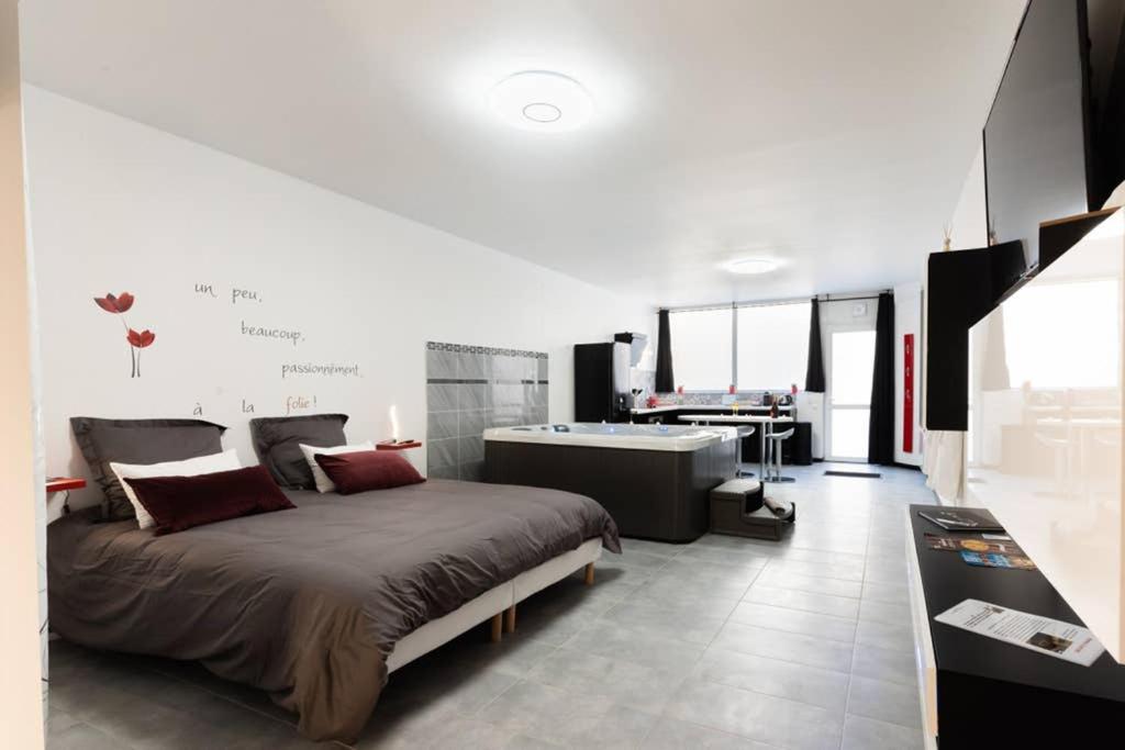 Nuit romantique avec Jacuzzi SPA privatif proche TOULOUSE — love room à Auterive