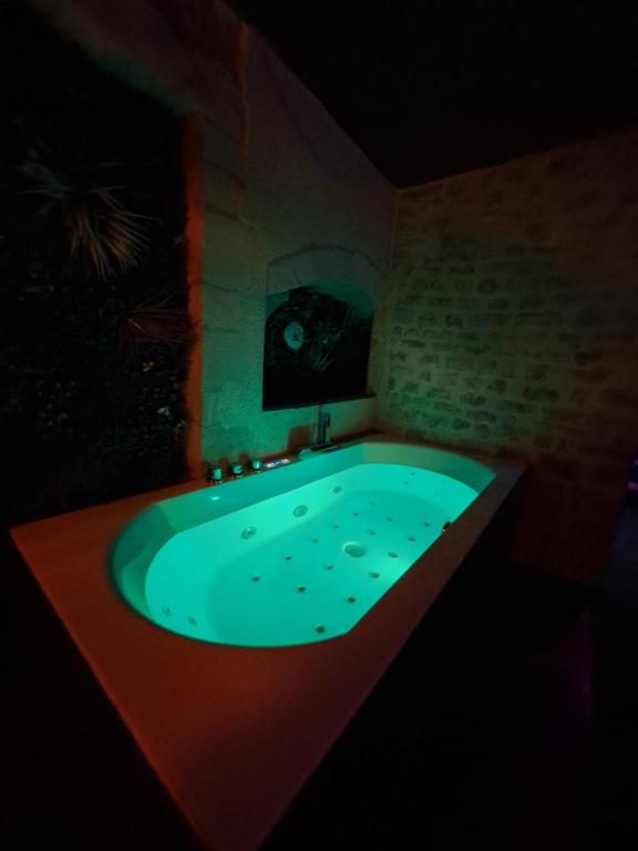 La Bayeuzen – La Tropicale – Love Room — love room à Bayeux