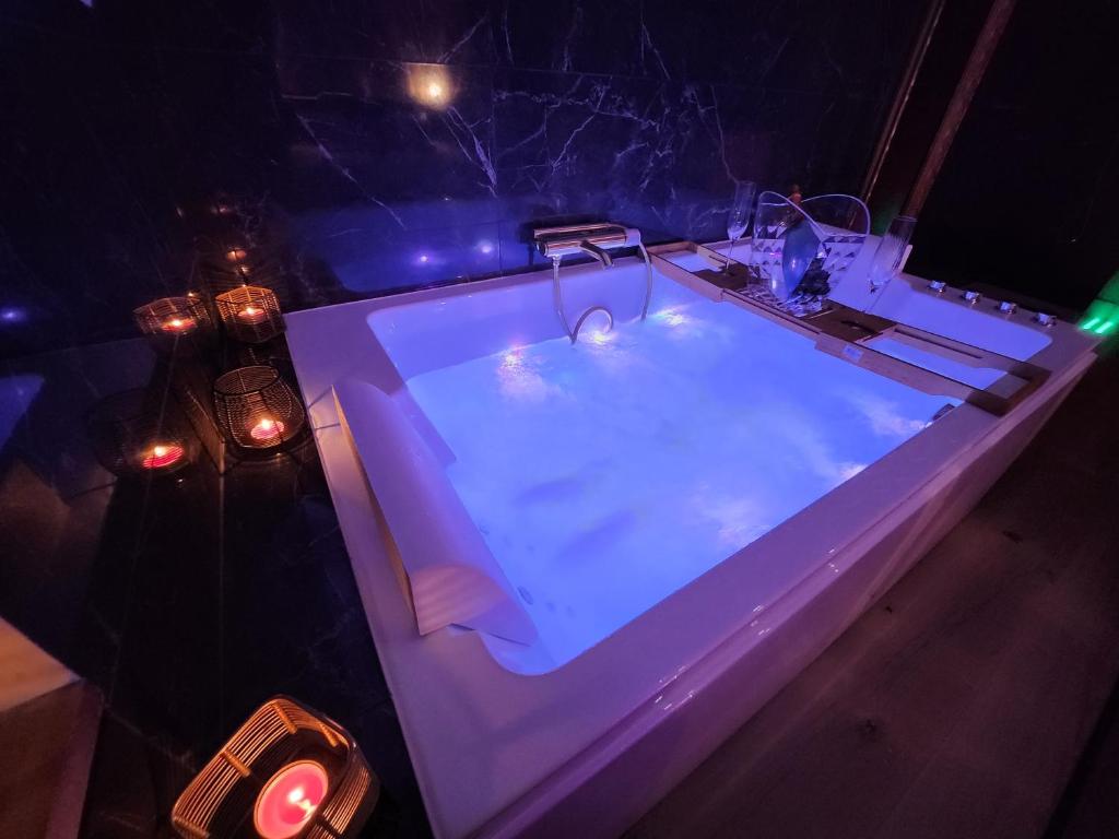 Caen, Tu m&rsquo;aimes – Suite Romantique — love room à Caen