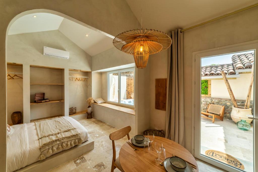 l&rsquo;Alcove – SPA&SAUNA privé – Oliveraie d&rsquo;Eurocentre — love room à Castelnau-d