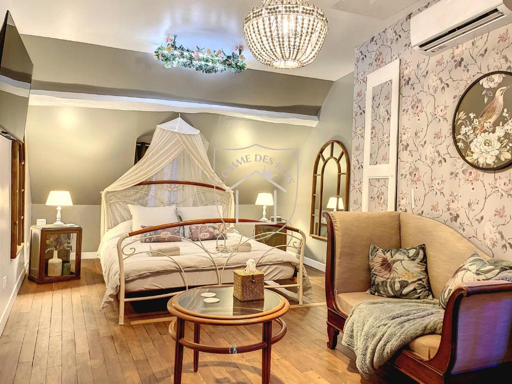 La Romantique des Rois – Jacuzzi & Sauna privés — love room à Dourdan