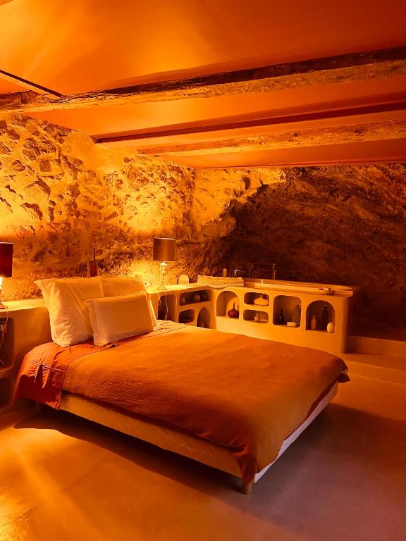 En bord de plage LA ROCHE DOREE – Golden Rock Suite — love room à Fitou