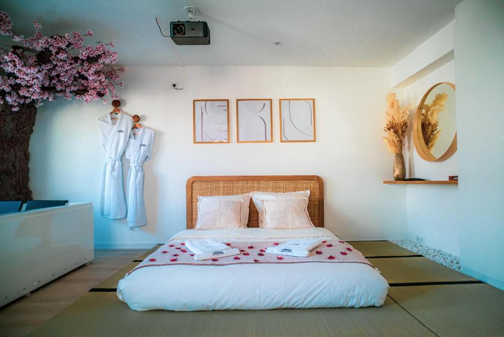 Nuit romantique, Suite avec jacuzzi et cinéma privé au design Japandi — love room à Guebwiller