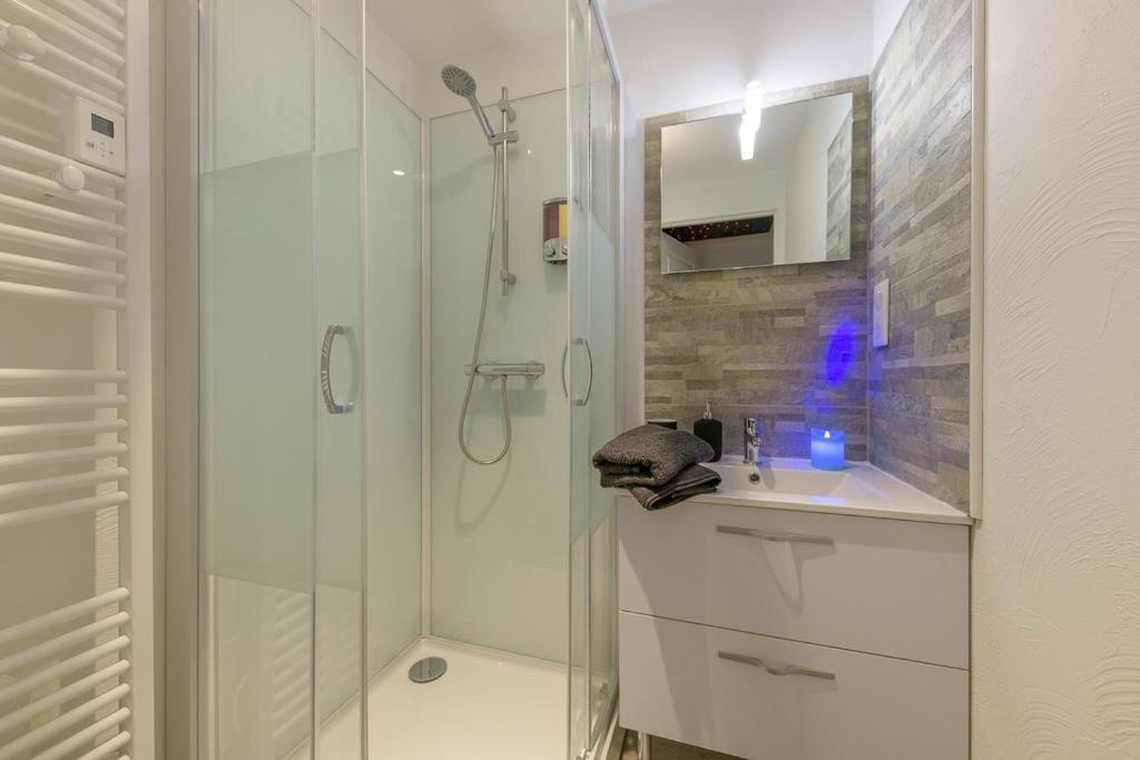Love Room – Suite romantique avec spa privatif — love room à Le Puy-en-Velay