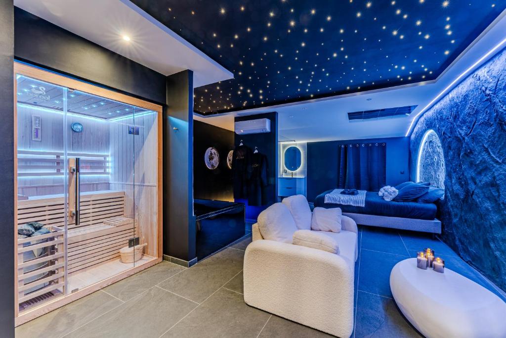 Le Céleste – Suite romantique immersive avec sauna et spa privatif — love room à Lesparre-Médoc