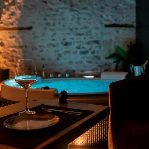 Plage LOVE Suites & SPA « Le Chai » avec lit rond — love room à Médis