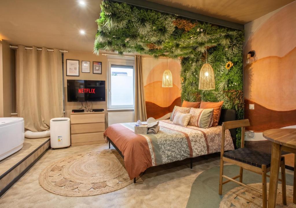 Éden Doré – Suite Jacuzzi Privatif & Parking — love room à Mulhouse