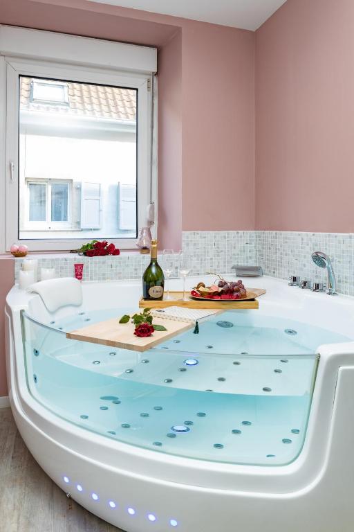 @Romantic Suite & Spa @Jacuzzi @ Parking gratuit @ — love room à Mulhouse