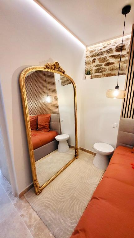 – LA SUITE DELOS – JACUZZI 2 PLACES – CENTRE VILLE A PIED – LIT QUEEN SIZE – PARKING PRIVÉE – WIFI – City Center within walking distance – — love room à Quimper