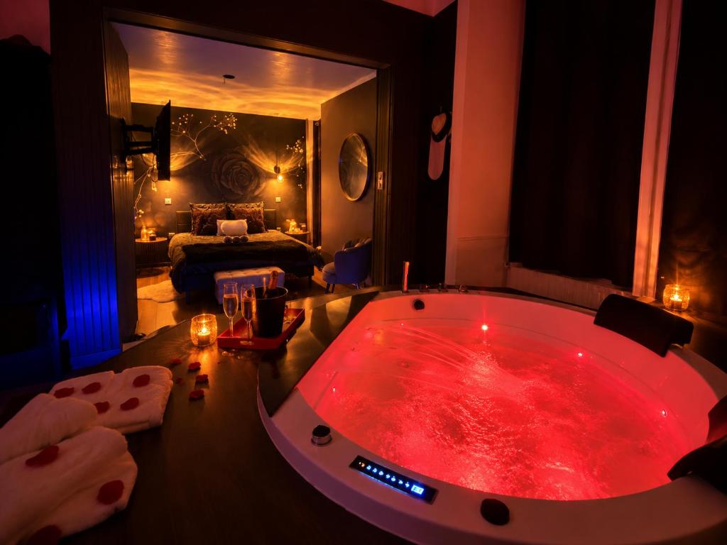 KassiÔpée Suite 5 étoiles Balnéo & sauna privatifs — love room à Quimperlé