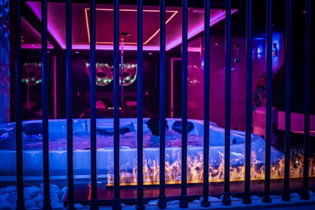 LES SECRETS ROOMS, LOVE ROOM DE LUXE AVEC JACUZZI — love room à Rivesaltes