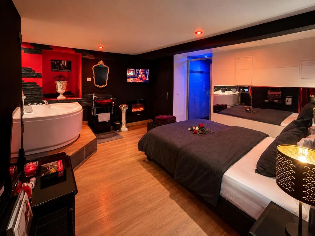 « La Chambre Obscure » Loveroom jacuzzi privatif — love room à Saint-Amarin